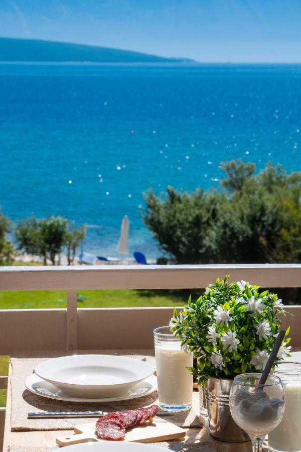 Appartamento Ifi Sea House Nikiana Esterno foto